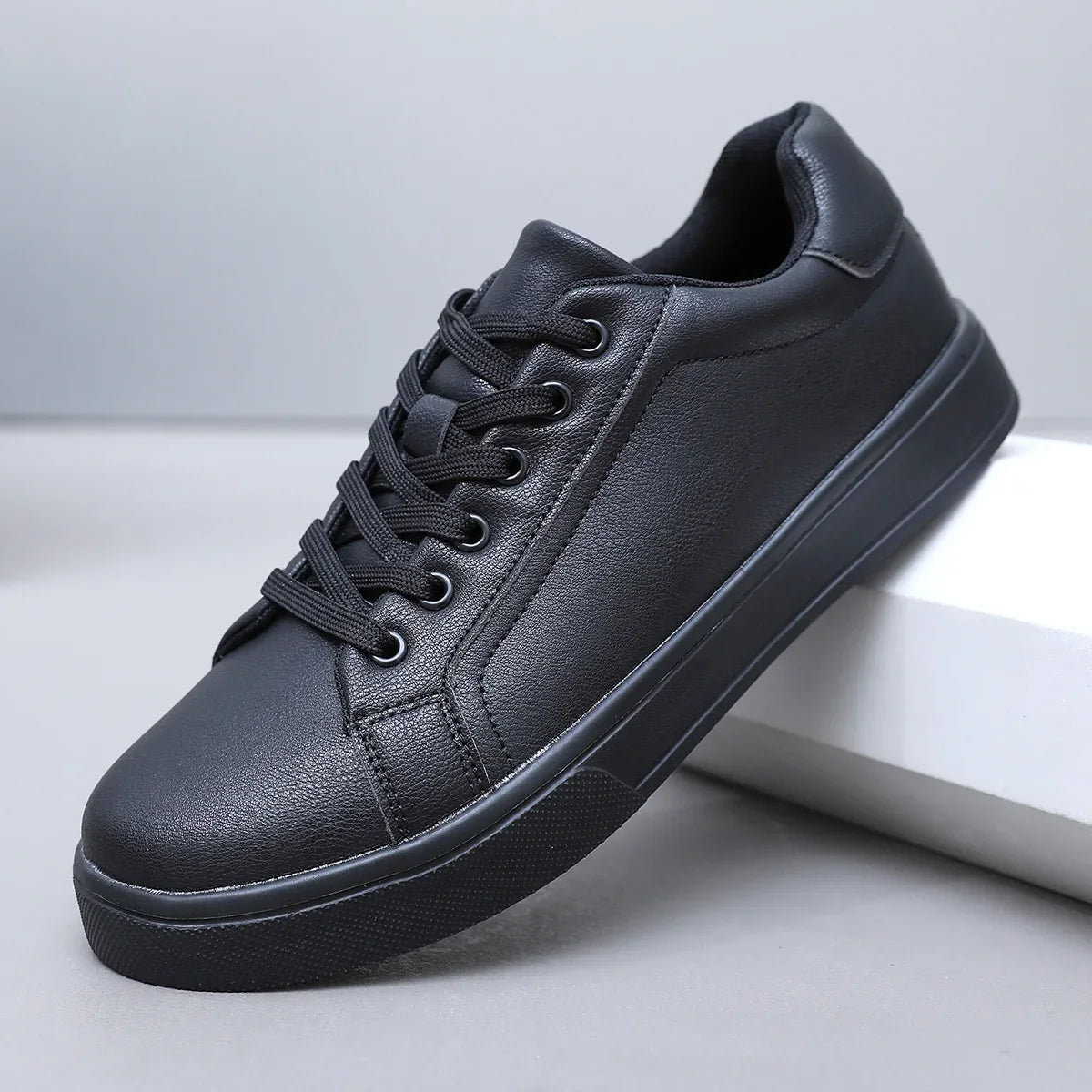 Men's Lightweight Skateboarding Sneakers – Black & White